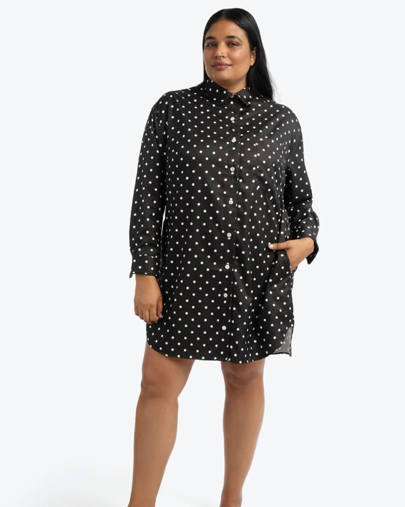 Front of a model wearing a size 1 SIGNATURE TUNIC SHIRT POLKA DOT in Timeless Dot by See Rose Go. | dia_product_style_image_id:316468